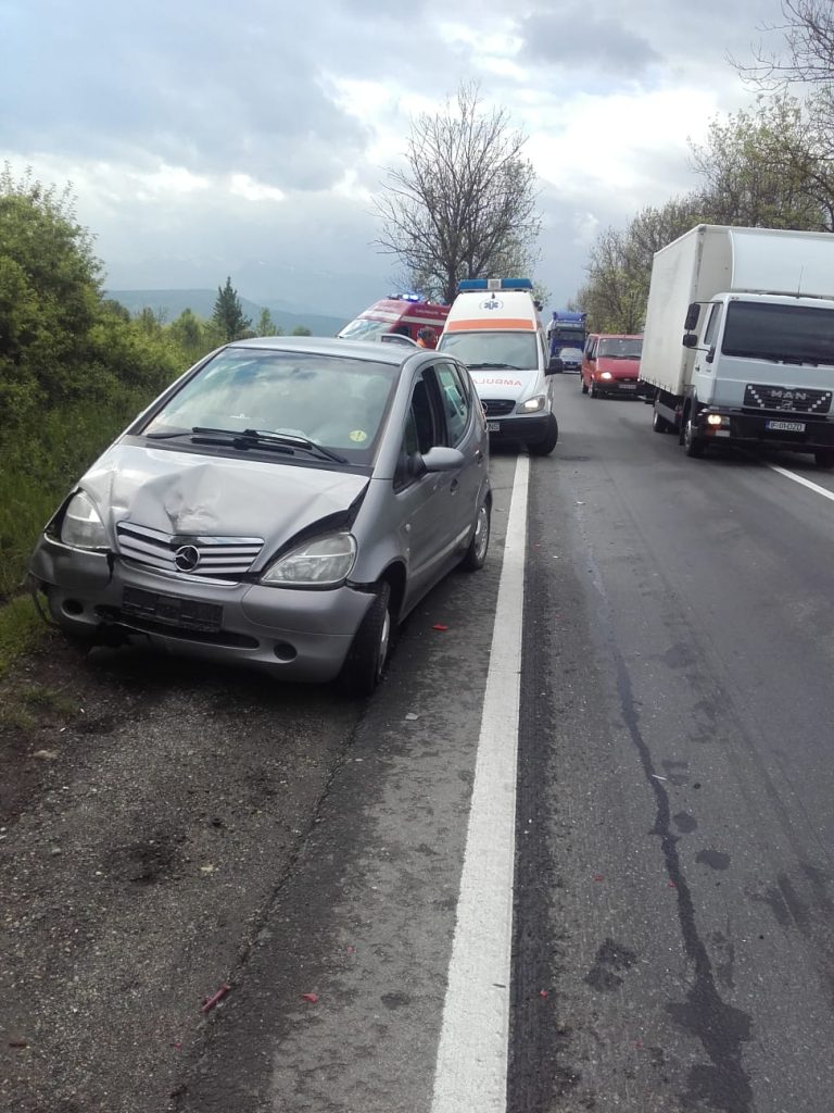 FOTO – Două femei rănite în apropierea sensului giratoriu de la Veștem