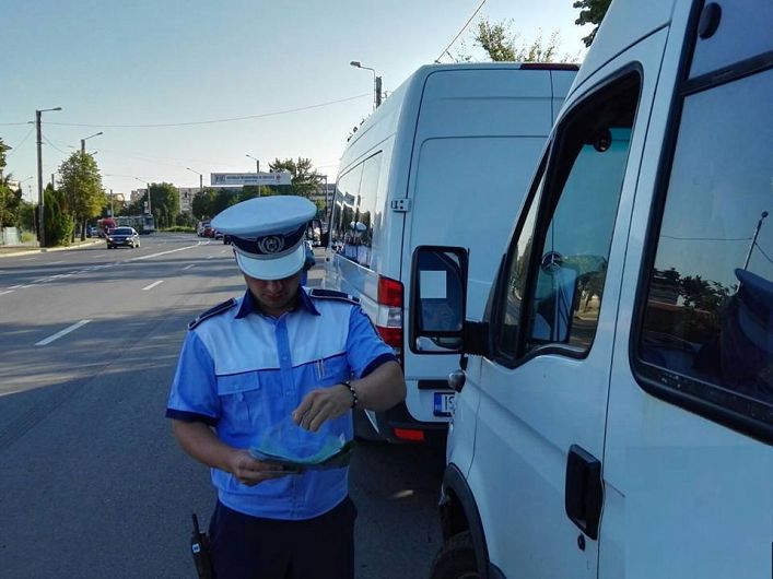 Polițiștii verifică transportatorii de persoane și mărfuri