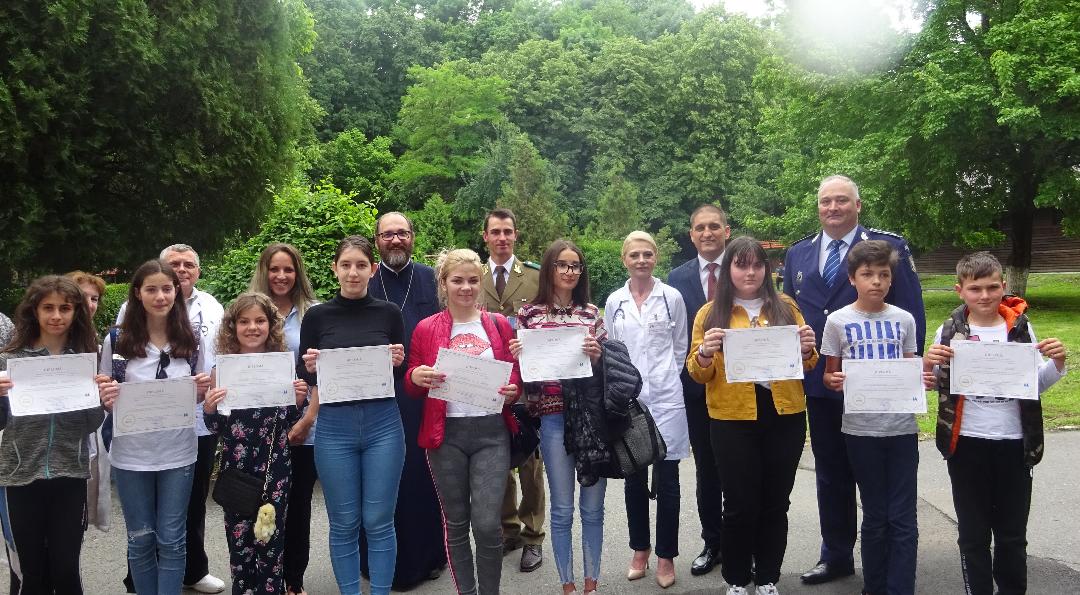 Nouă elevi premiați în cadrul concursului Anti-fumat organizat de Spitalul TBC