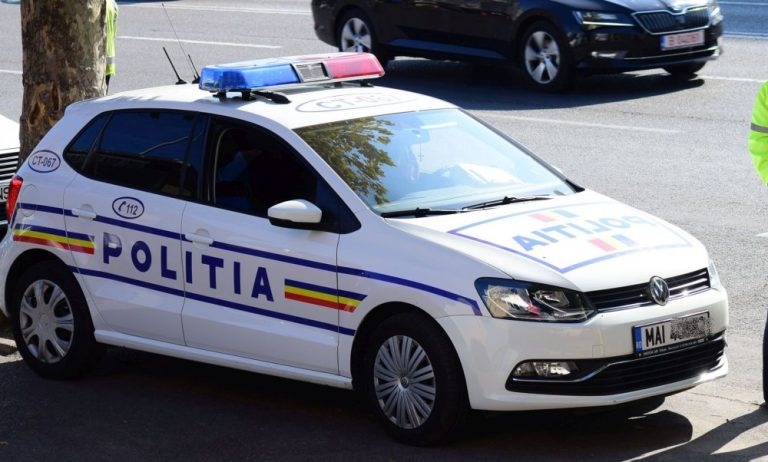 Băut, fără permis și cu număr fals de înmatriculare, tras pe drepta de polițiștii rutieri