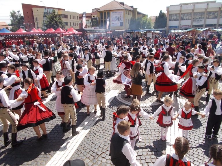 Peste 200 de dansatori la Festivalul de Dansuri Maghiare din Mediaș. Concursul de gulaș, una dintre atracțiile evenimentului