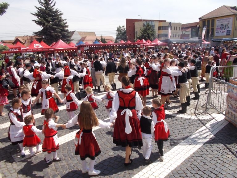 FOTO – Maghiarii din toată țara s-au distrat la festivalul din Mediaș