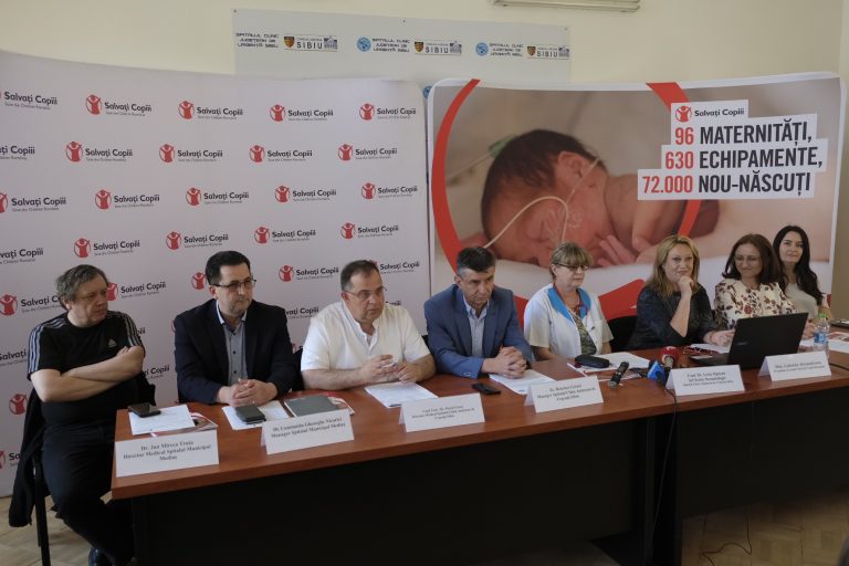 FOTO – Salvați Copiii aduce la Mediaș și Sibiu aparatură medicală vitală pentru prematuri