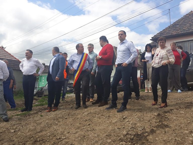 Drumul principal din Micăsasa va fi reparat. Tot aici va fi construită o barieră semaforizată