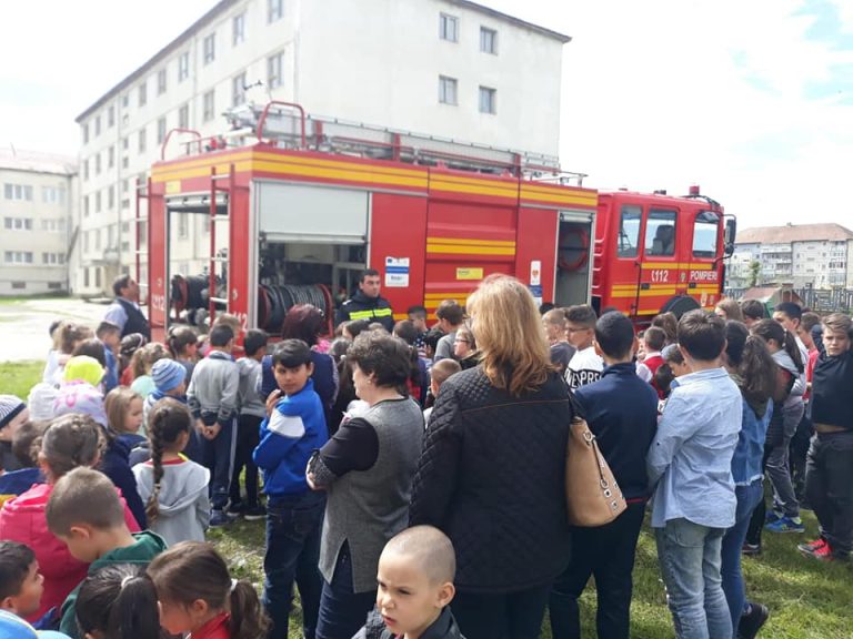 FOTO – Elevii Liceului Tehnologic din Mârșa, “evacuați” de pompieri din școală