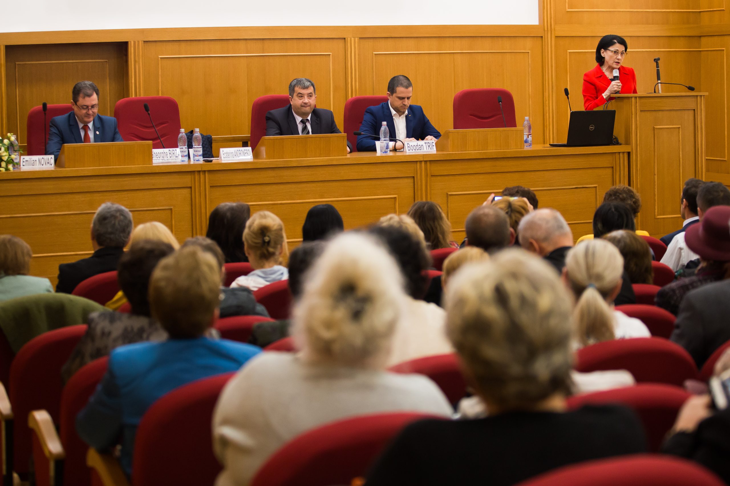 VIDEO: Directorii de școli cer un învățământ finanțat și o lege a educației stabilă