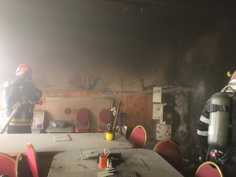 FOTO – Incendiu la o școală. Pompierii sunt la fața locului