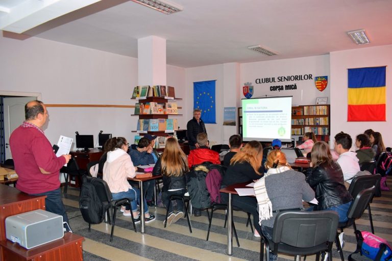 FOTO – Elevii din Copșa Mică învață să colecteze selectiv deșeurile