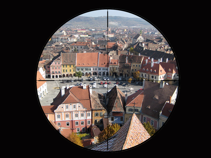 FOTO Lunetiștii, instalați pe acoperișurile cu ochi din Sibiu