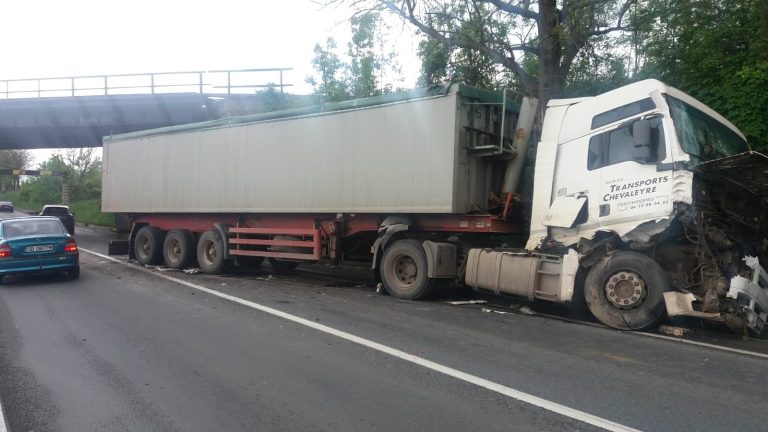 FOTO – Trafic alternativ în apropierea sensului giratoriu Veștem după ce două TIR-uri s-au tamponat