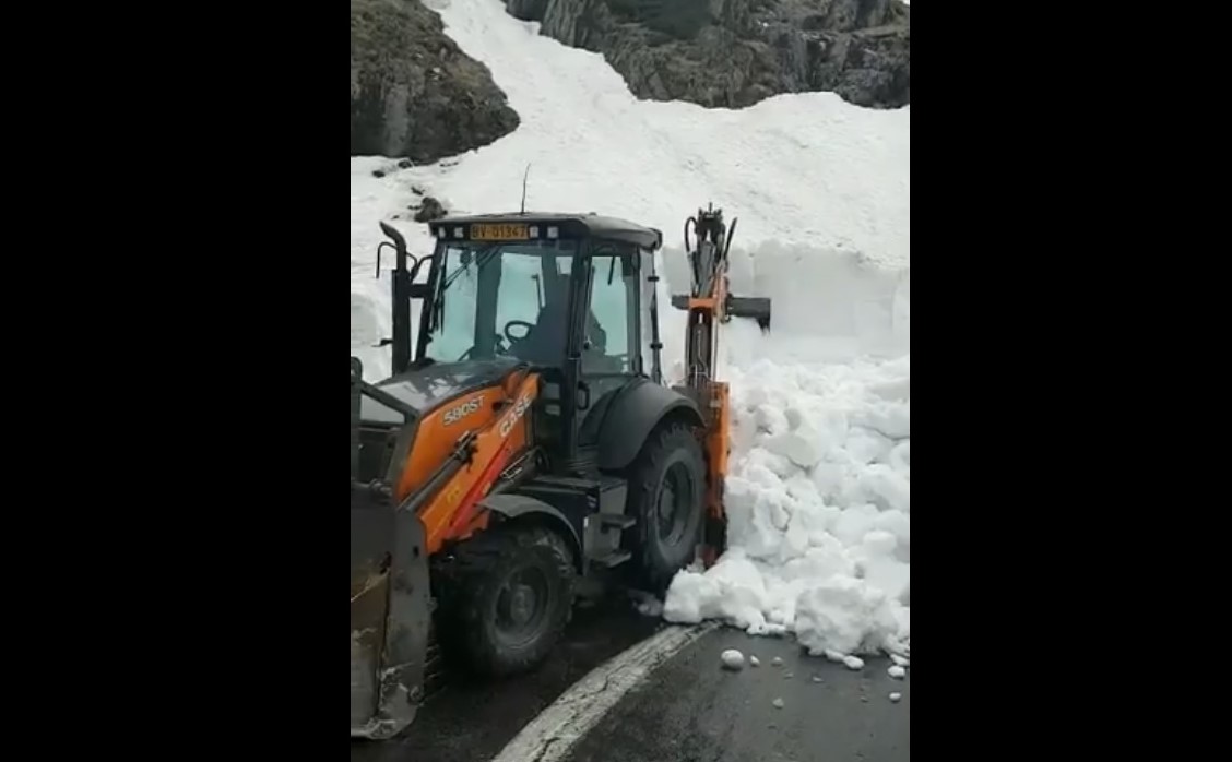 VIDEO: Zăpada bătătorită ridică probleme drumarilor în curățarea Transfăgășanului