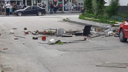 FOTO – Criză de nervi a unui bărbat: Și-a aruncat lucrurile pe geam de la etajul 3