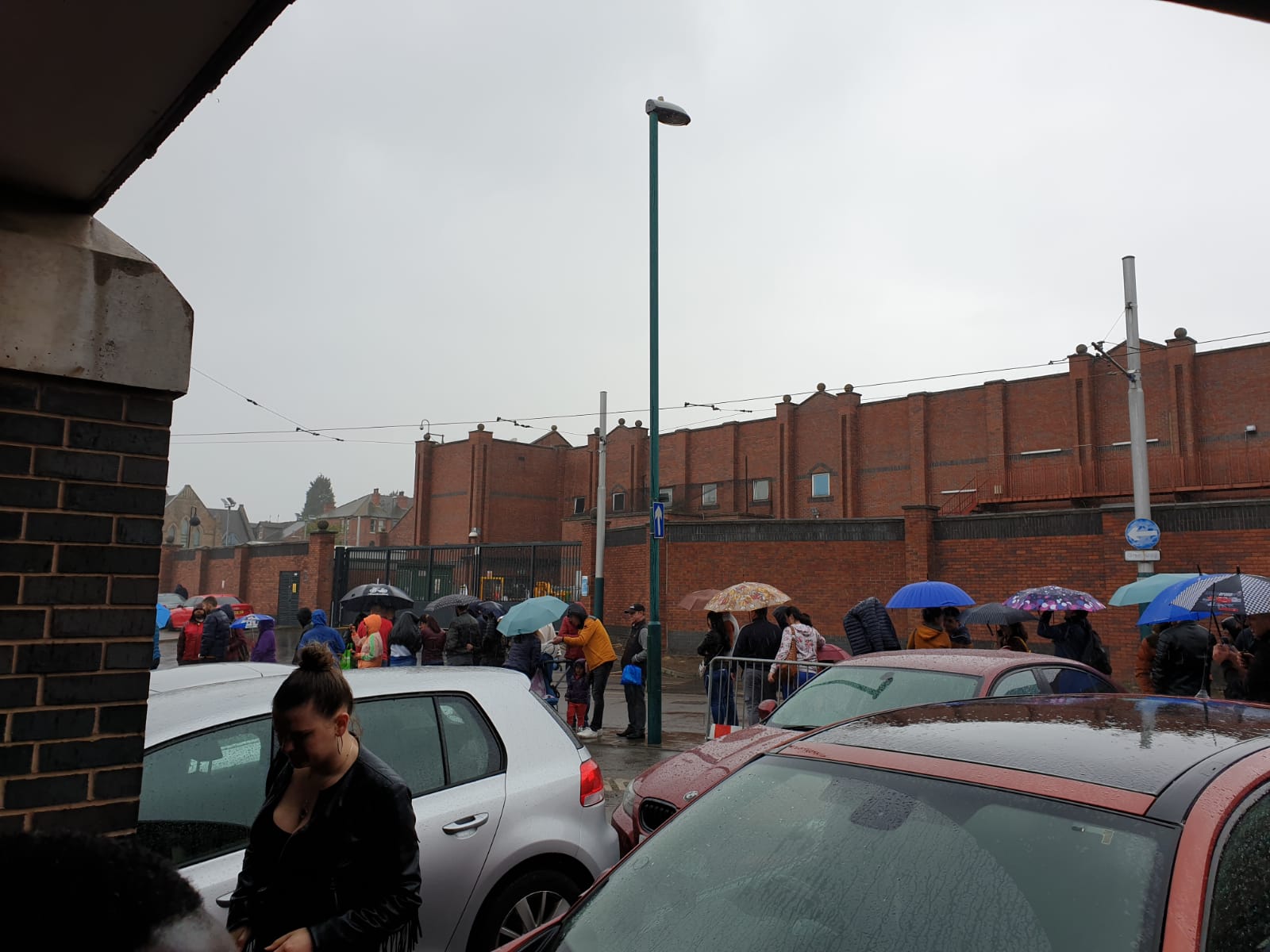 VIDEO: ALEGERI 26 MAI: Plouă torențial în Anglia, iar românii care așteaptă să voteze scandează „România, România”