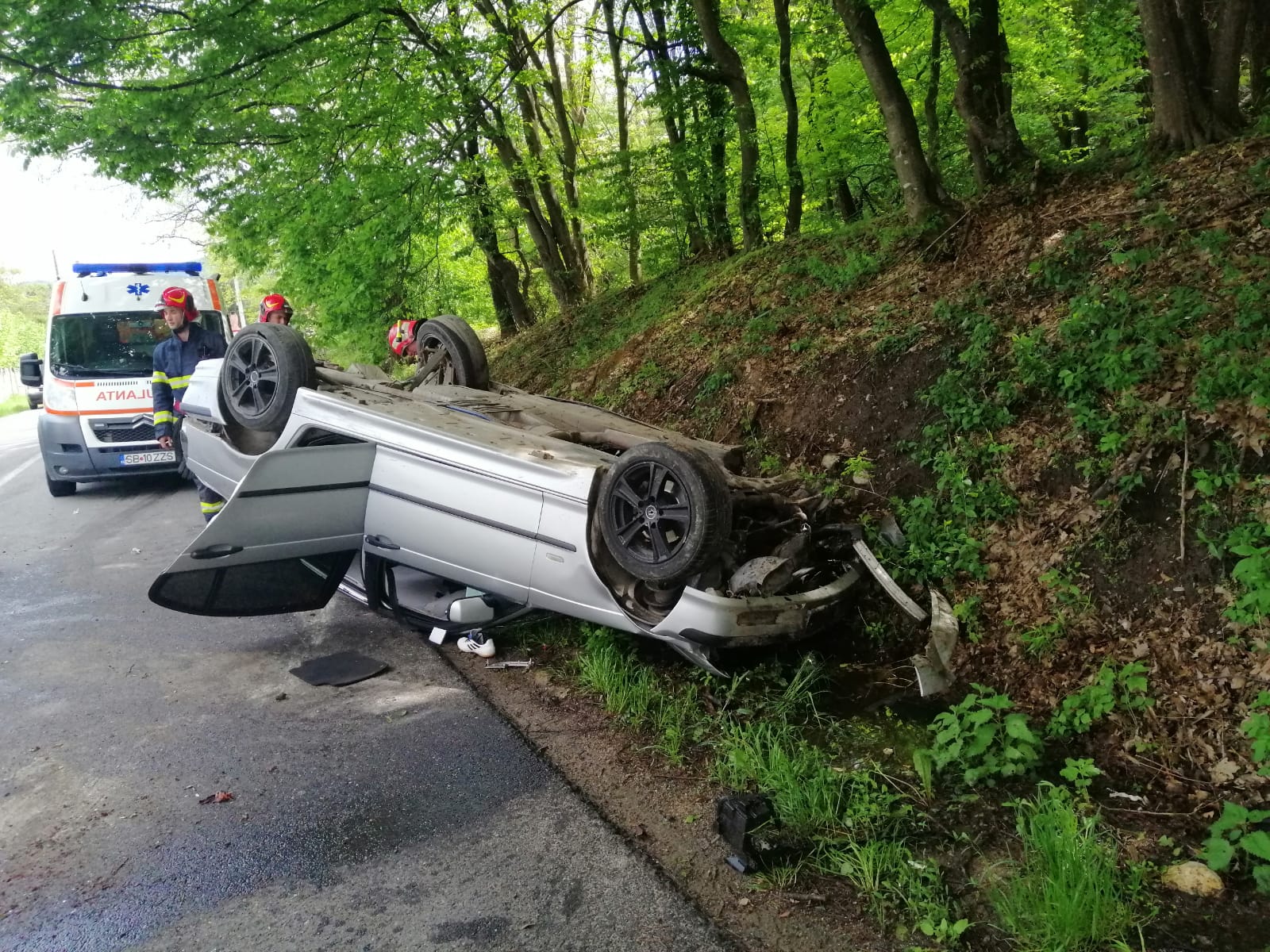 BMW răsturnat în șanț, la ieșirea din Cisnădie, din cauza vitezei. Șoferul are numai 20 de ani și a ajuns la spital