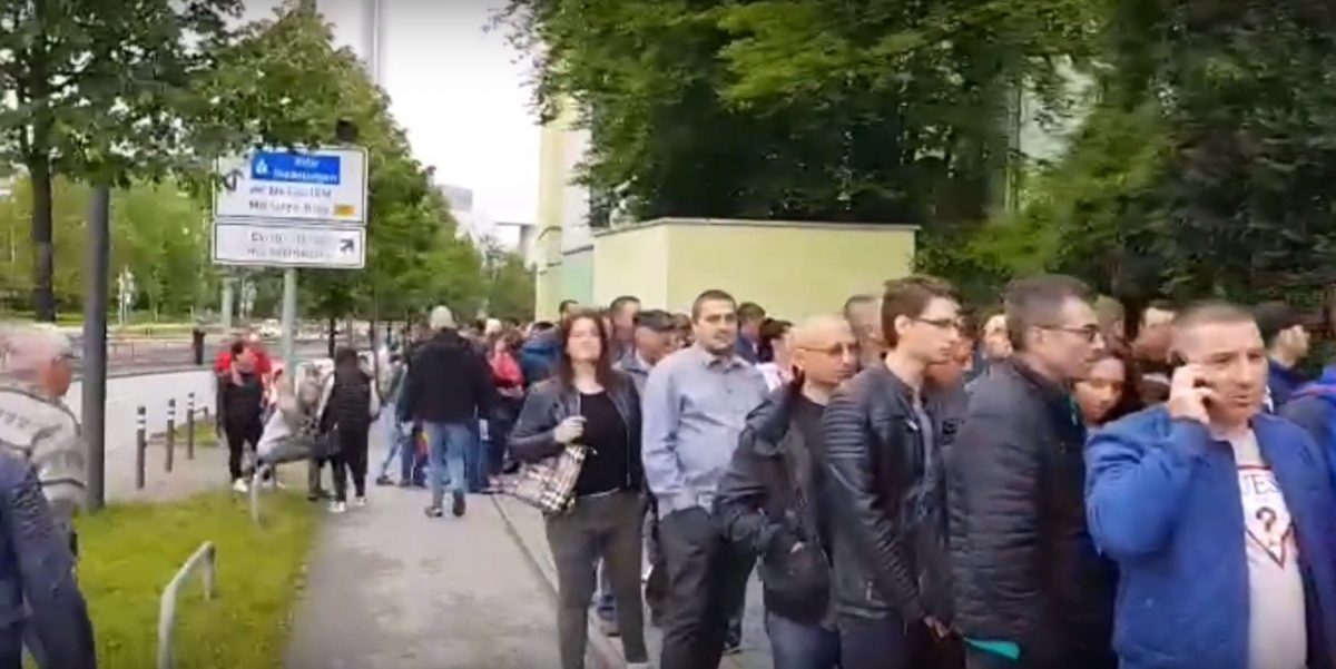 VIDEO ALEGERI 26 MAI Cozi uriașe la secția de votare din Munchen. Peste 1.000 de persoane așteaptă să voteze