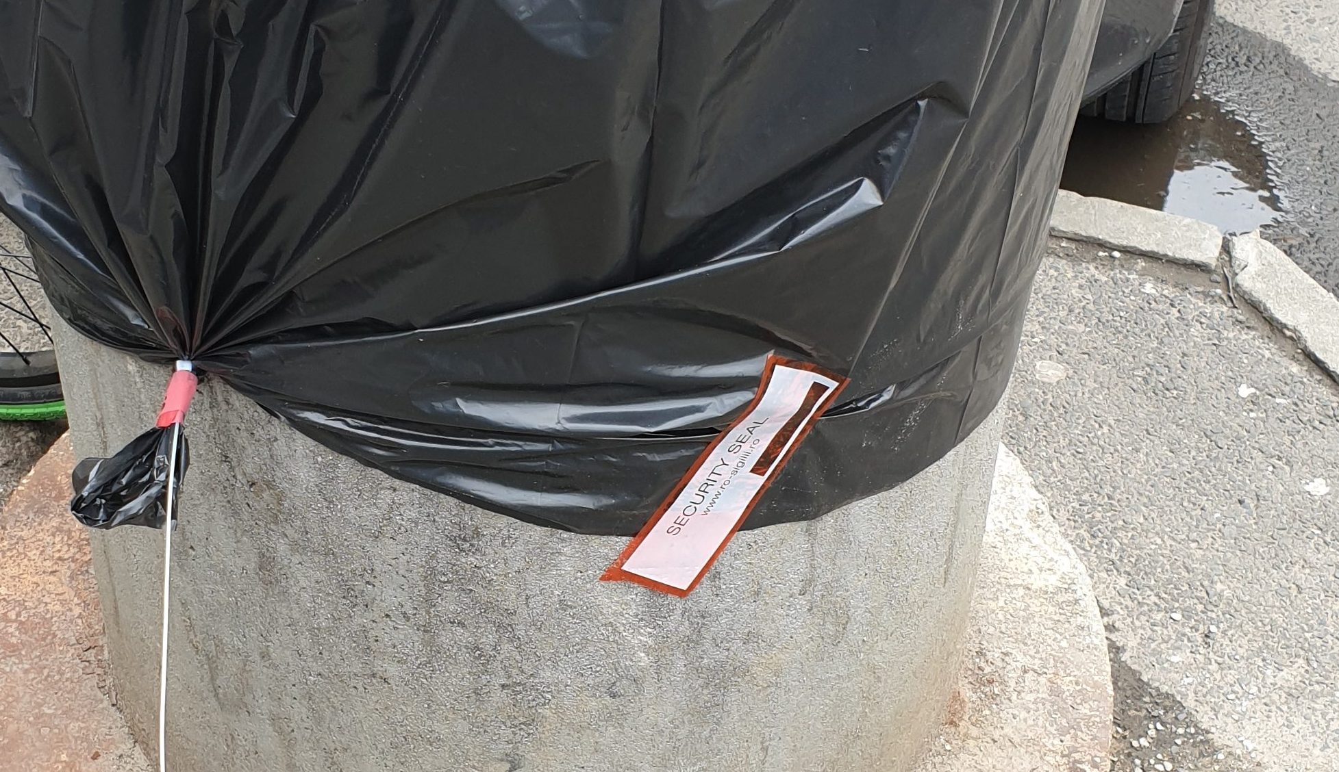 SUMMIT UE Coșurile de gunoi din Sibiu au fost sigilate, pentru a nu fi ascunse în ele bombe