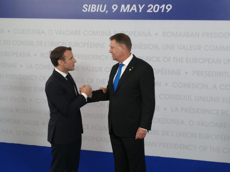 Emmanuel Macron: „Iohannis a fost mereu aici, vigilent, prezent, puternic”