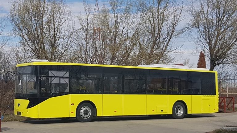 Sibiancă prinsă între ușile unui autobuz, la spital