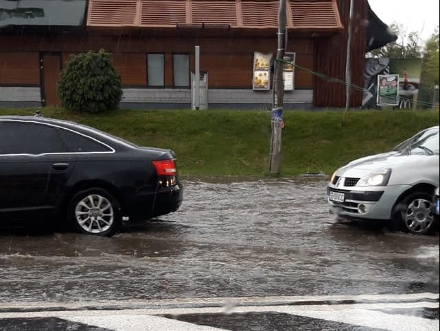 VIDEO Ieșirea din oraș spre DN1, inundată de ploile torențiale