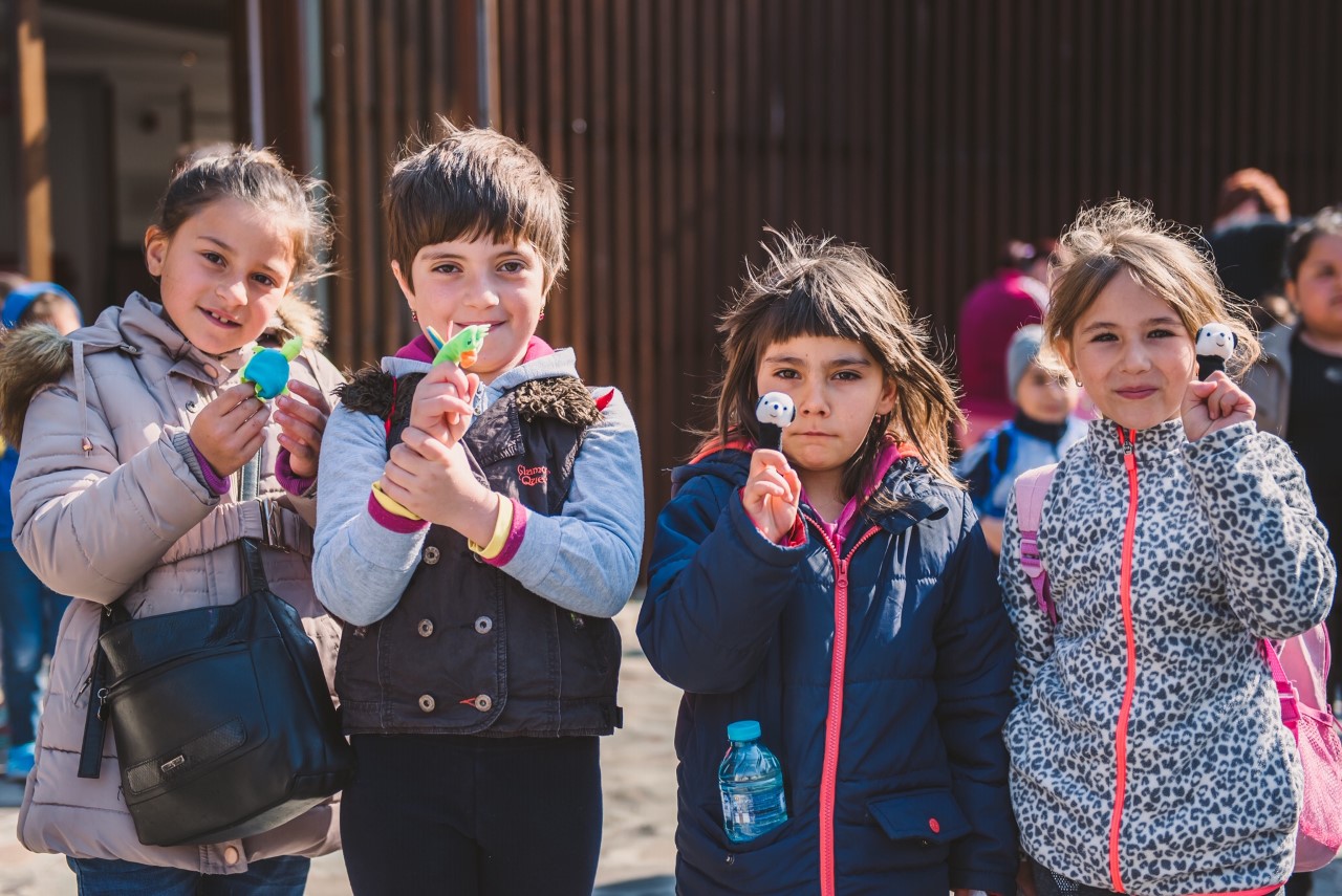 Peste 4.000 de copii de la sat merg pentru prima dată la teatru sau muzeu