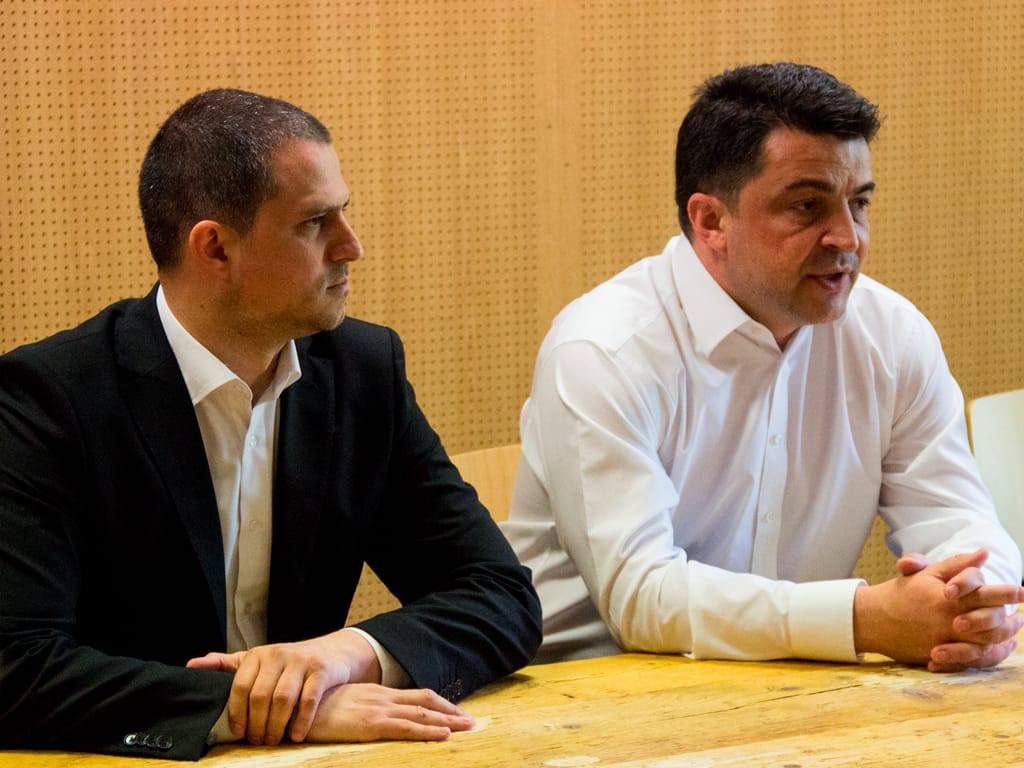 Patru bărbați din Mediaș au fost reținuți pentru 24 de ore după ce s-au încăierat pe terasa unui local. Totul s-ar fi petrecut luni, 21 mai, în jurul orei 15:30,