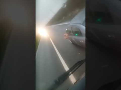 Video: Imagini incredibile din autocarul răsturnat de tornadă. Oamenii îndemnau la rugăciune