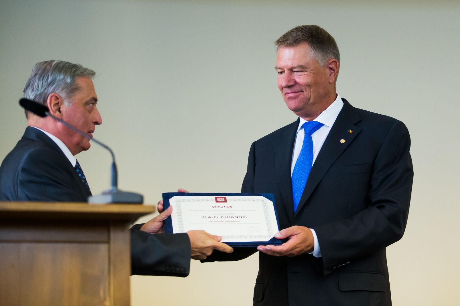 Klaus Iohannis a primit „Medalia de Onoare” a FDGR, la Sibiu: „Este un moment emoționant!”