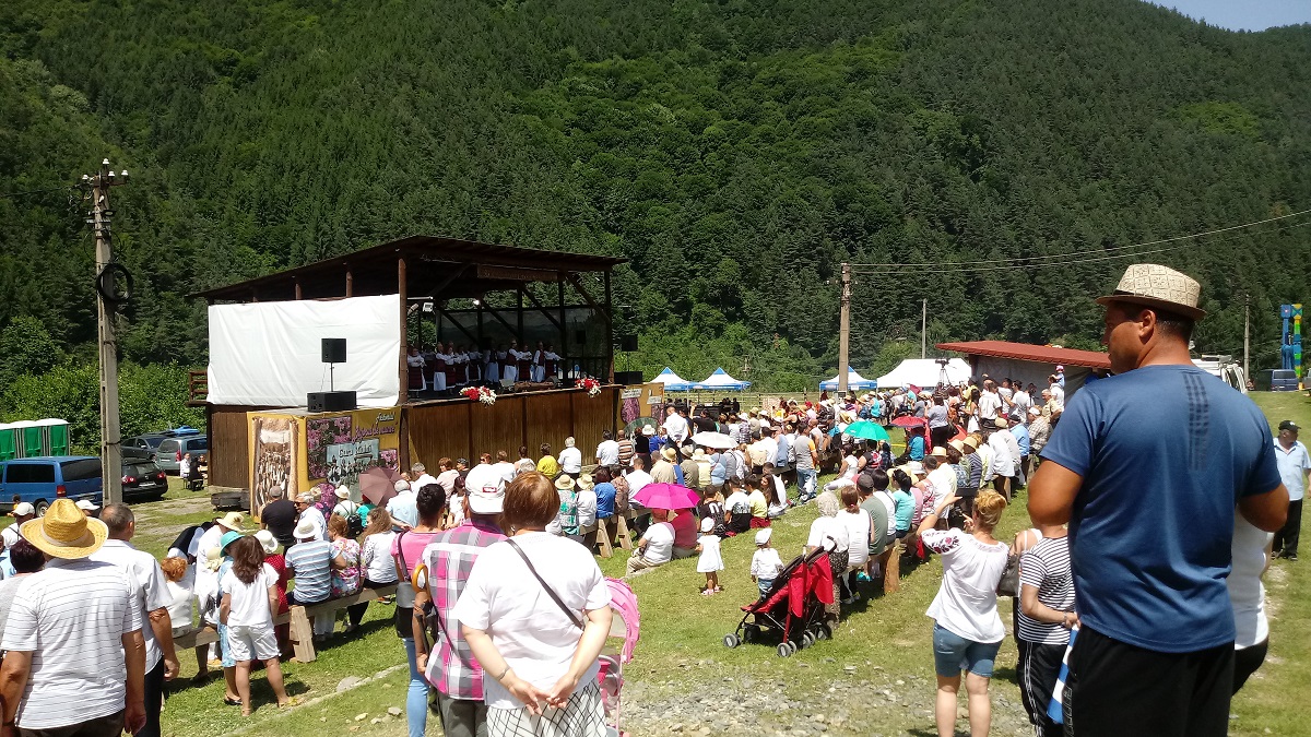 Gurenii și-au primit oaspeții cu pită, sare și rachiu, la Festivalul „Bujorul de Munte”