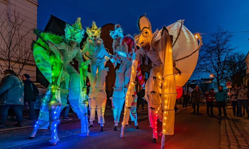 Cameleoni strălucitori, șase nume noi pe Aleea Celebrităților și „O fanfară în pas alergător”, în cea de-a noua zi de FITS