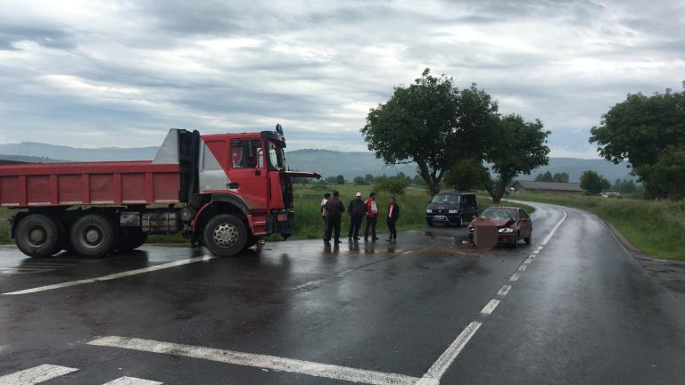 FOTO – Doi copii de două luni și doi ani și mama lor, răniți într-un accident rutier