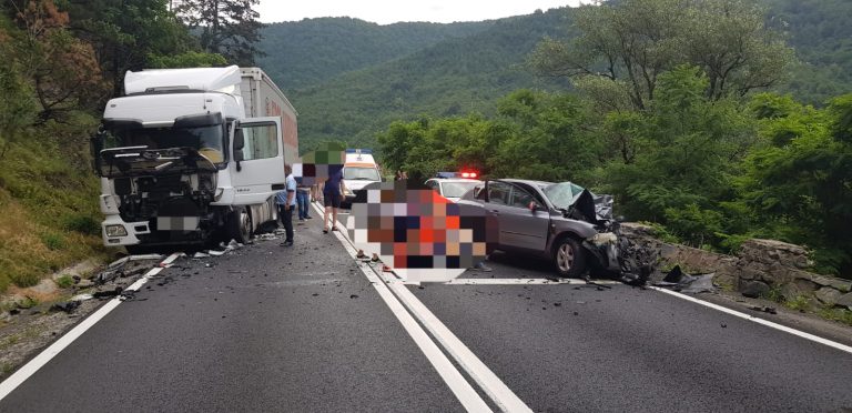 FOTO – Un bărbat a murit și altă persoană rănită grav într-un accident produs la Boița