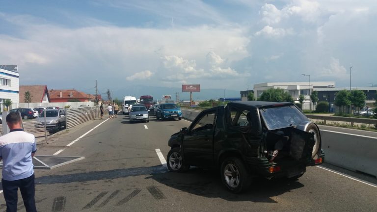 FOTO Trafic blocat pe DN1, la intrarea în Sibiu, din cazua unui accident produs de un șofer sub influența alcoolului