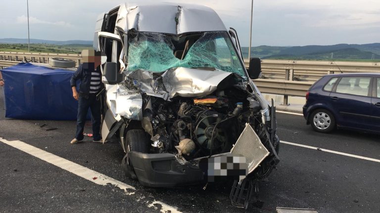FOTO – Accident pe A1: Un microbuz a intrat într-un TIR
