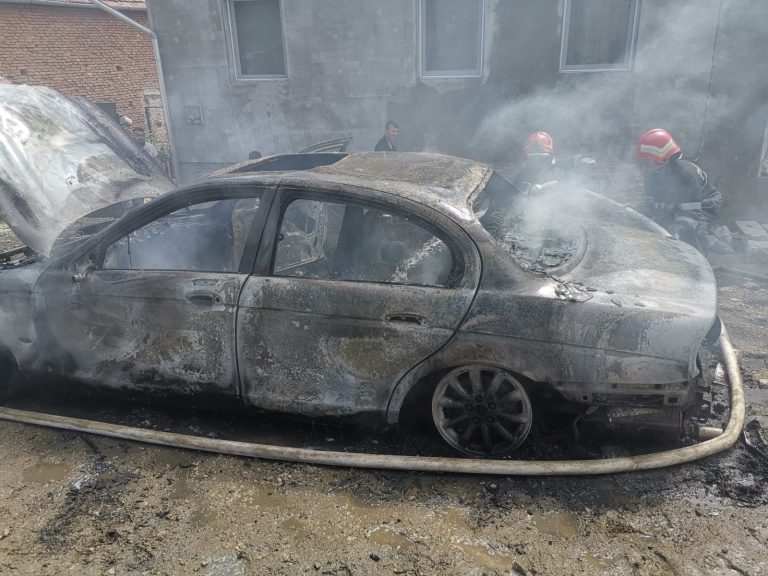 FOTO – Autoturism distrus de un incendiu