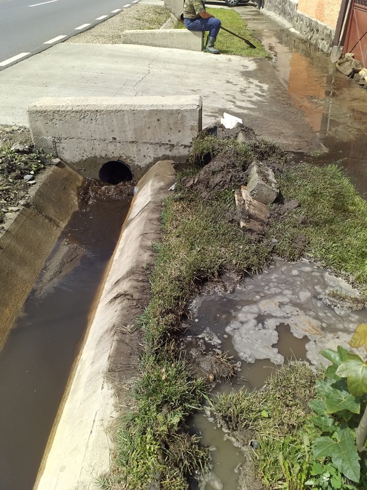 FOTO – Avarie majoră la conducta principală. Copșa Mică a rămas fără apă