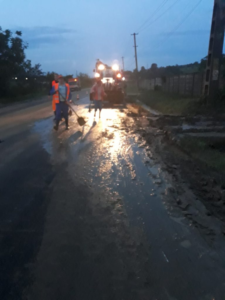 FOTO – Precipitațiile abundente au blocat DN 14 pe un sens, în  Dumbrăveni
