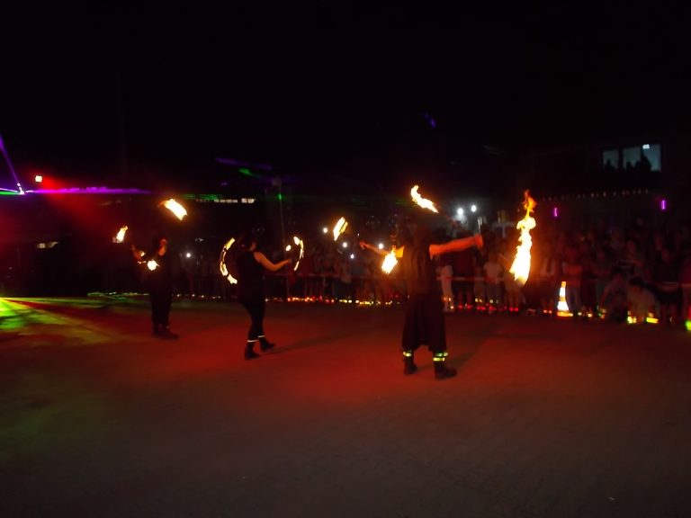 FOTO – Festivalul Luminii a adus lasere, flăcări și foc de artificii la Copșa Mică