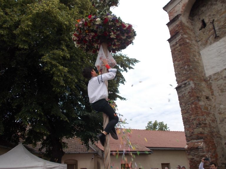 FOTO – Sărbătoarea Coroanei a reunit sute de localnici din Axente Sever