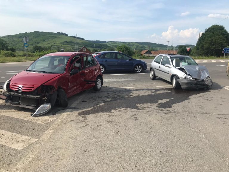 FOTO – Două persoane rănite într-un accident rutier pe DN 14