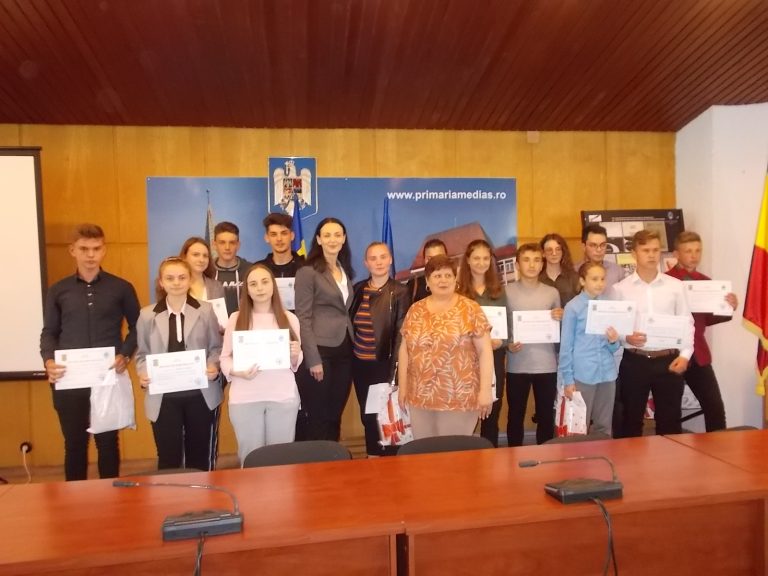 FOTO – Elevii excepționali ai Mediașului, premiați de municipalitate