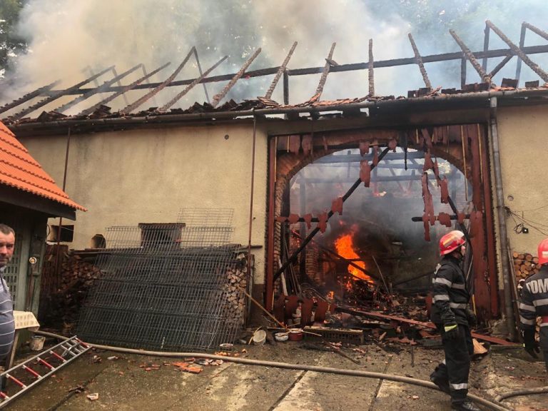 FOTO – Șură distrusă de incendiu. Intervenție dificilă pentru pompierii sibieni