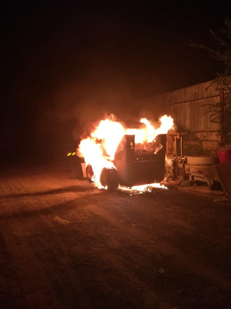 FOTO – Incendiu într-o fabrică dezafectată. Un utilaj a fost cuprins de flăcări