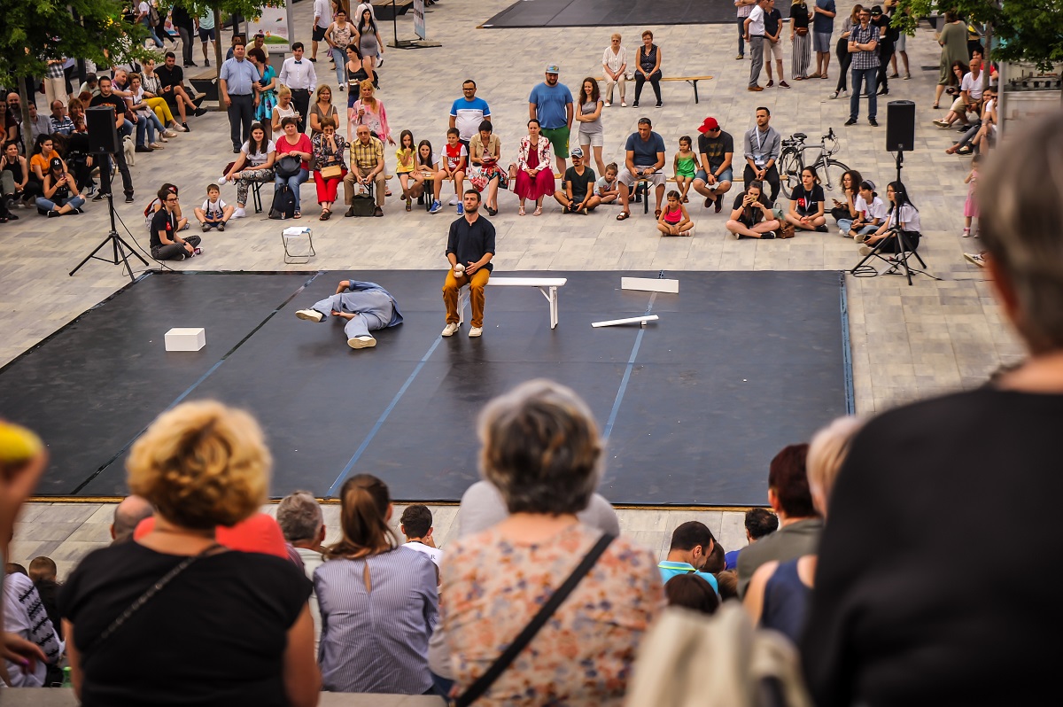 A treia zi a FITS. De la fanfare pe biciclete, la primele spectacole – lectură și concert Adam Naas