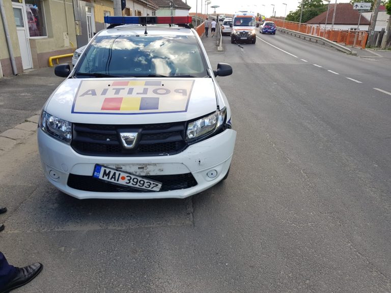 FOTO Mașină a Poliției Sibiu lovită de un șofer căruia i s-a făcut rău la volan. Bărbatul a murit la spital
