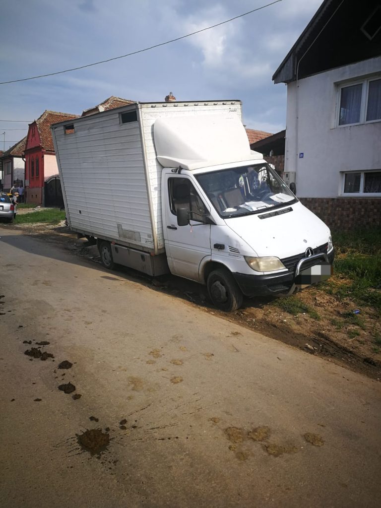 Fetiță de 12 ani accidentată de o autoutilitară condusă de o minoră de 14 ani