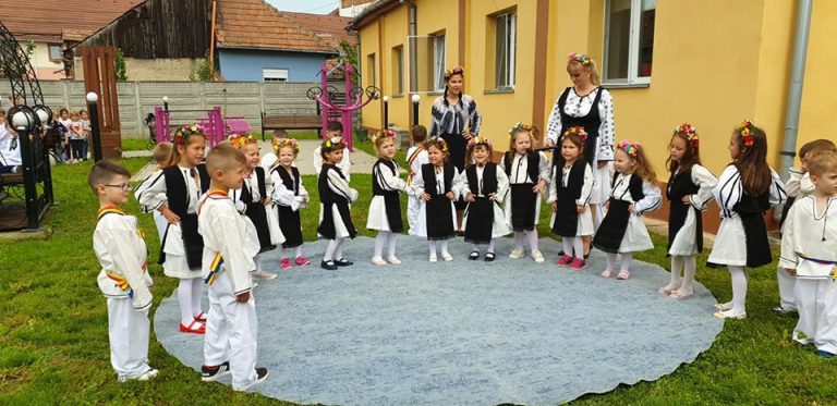 FOTO – Copiii de la ”Bucuria Copiilor” au adus zâmbete pe chipul bunicilor de la UAMS