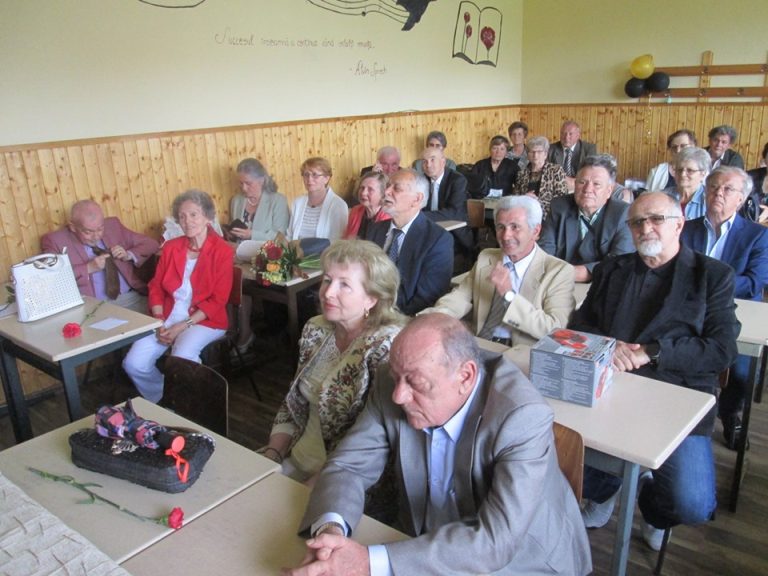 FOTO – Momente emoționante: Reunire după 50 de ani de la terminarea liceului