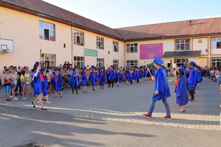 FOTO – Final de an școlar spectaculos: Retragere cu torțe a absolvenților Școlii Gimnaziale din Copșa Mică