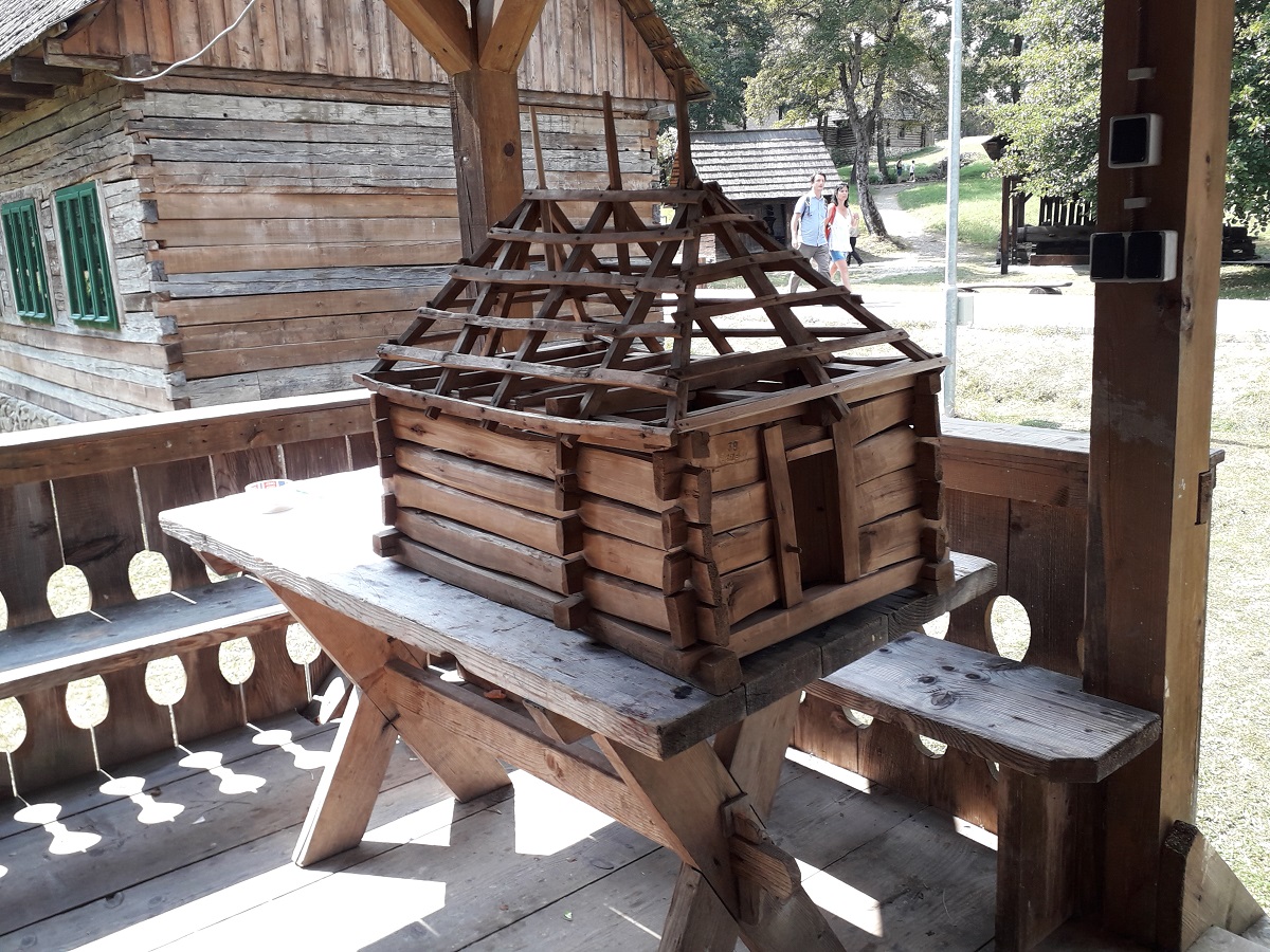 Cum arată „Școala în satul tradițional. Dulgherul și Tâmplarul”, în Muzeul ASTRA