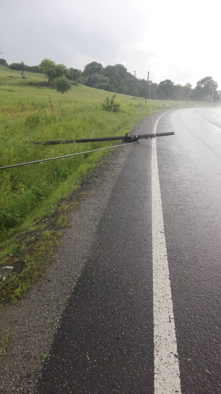 FOTO – Doi stâlpi de telefonie, căzuți pe DN 14